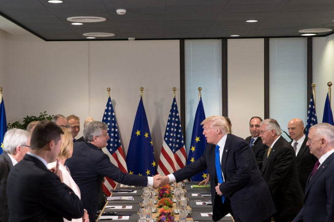 Tổng thống Donald Trump v&agrave; đo&agrave;n Mỹ gặp c&aacute;c l&atilde;nh đạo EU tại Brussels ng&agrave;y 25/5. (Ảnh: New York Times)