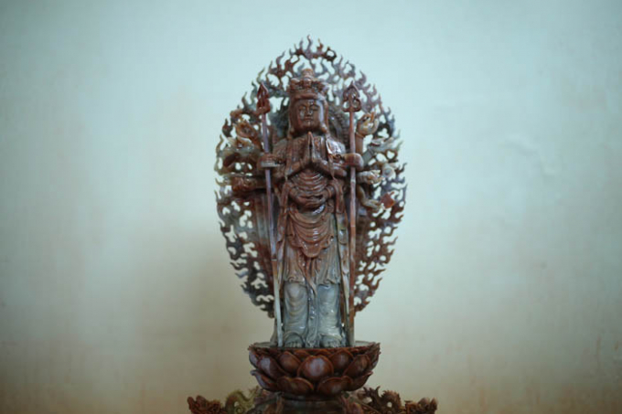 Đỉnh lư đặt tượng Phật trạm tinh xảo.
