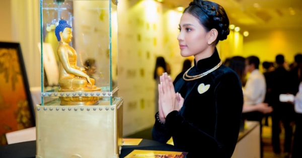 Trương Thị May diện áo dài nhung đen diện kiến Đức Nhiếp chính vương Nepal