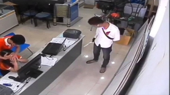 Bắc Ninh: Nghi án thanh niên cầm súng, dao đi cướp tại siêu thị điện thoại