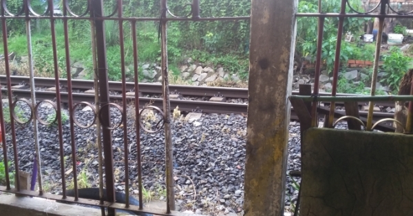 Hàng rào chắn bị phá hủy, một người chui ra đường ray bị tàu hỏa đâm tử vong