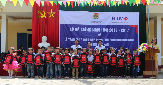 Học sinh trường Tiểu học Thanh Vận nhận cặp phao cứu sinh