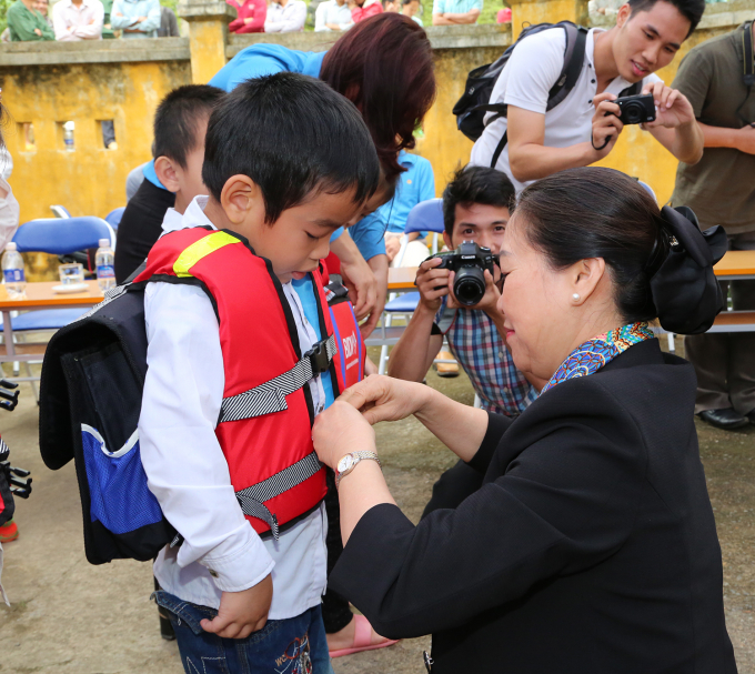 B&agrave; Nguyễn Thị Thu Hồng trao tặng cặp phao cứu sinh