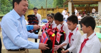 5.000 cặp phao cứu sinh BIDV tiếp tục đồng hành đến trường cùng học sinh vùng sông nước