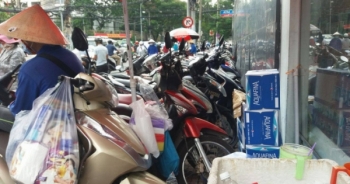 TP HCM: Nhức nhối bãi giữ xe "nuốt" vỉa hè trước cổng Bệnh viện Tai Mũi Họng