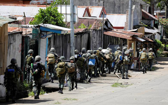 Ngay sau khi nhận thấy t&igrave;nh h&igrave;nh bạo loạn tại Marawi c&oacute; biểu hiện diễn biến phức tạp, qu&acirc;n đội Philippines đ&atilde; lập tức triển khai trực thăng, xe thiết gi&aacute;p v&agrave; h&agrave;ng trăm binh sĩ tới đ&acirc;y để đẩy l&ugrave;i c&aacute;c tay s&uacute;ng của nh&oacute;m phiến qu&acirc;n n&agrave;y.