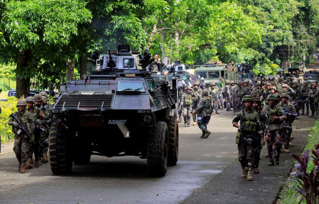 Tổng thống Philippines Rodrigo Duterte đ&atilde; &aacute;p đặt lệnh thiết qu&acirc;n luật tr&ecirc;n to&agrave;n bộ đảo Mindanao ph&iacute;a nam từ ng&agrave;y 23/5 sau khi nh&oacute;m Hồi gi&aacute;o cực đoan Maute bất ngờ tấn c&ocirc;ng v&agrave; đ&aacute;nh chiếm nhiều vị tr&iacute; trong th&agrave;nh phố Marawi.