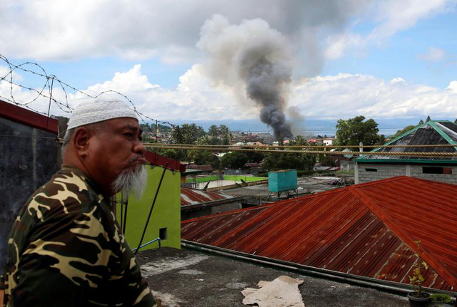 Khi cuộc giao tranh bắt đầu nổ ra, phiến qu&acirc;n Maute đ&atilde; chiếm nhiều t&ograve;a nh&agrave; v&agrave; cơ sở quan trọng tại Marawi, ph&oacute;ng hỏa v&agrave; bắt c&oacute;c nhiều con tin.