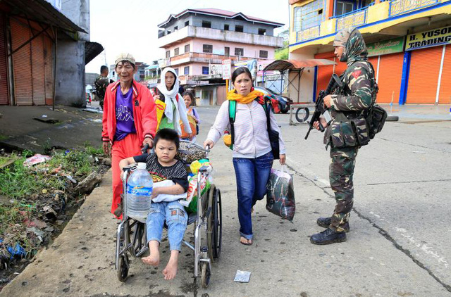 Cảnh người d&acirc;n tại Marawi sơ t&aacute;n dưới sự bảo vệ của qu&acirc;n đội ch&iacute;nh phủ.