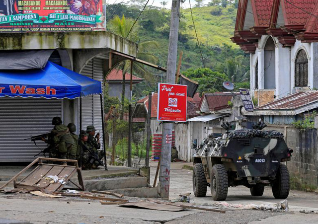 C&aacute;c phương tiện bọc th&eacute;p được huy động tới Marawi trong c&aacute;c chiến dịch qu&acirc;n sự.