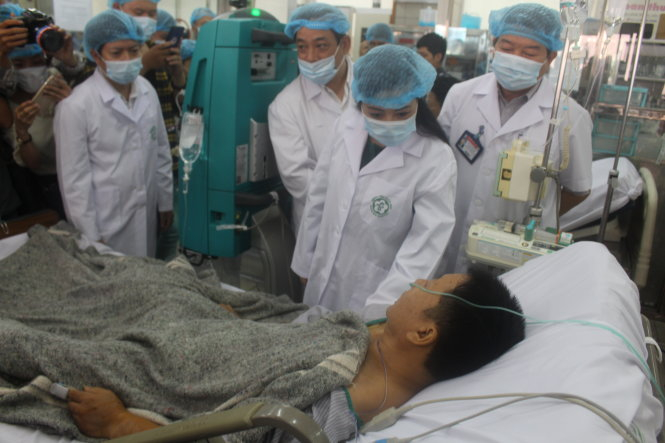 Bộ trưởng Bộ Y tế Nguyễn Thị Kim Tiến thăm hỏi sức khỏe bệnh nh&acirc;n vụ tai biến chạy thận đang điều trị tại Bệnh viện Bạch Mai. (Ảnh: Ch&iacute; Tuệ)