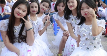 Chùm ảnh: Học sinh tiểu học tại Hà Đông tự bán vé để tổ chức "Lễ trưởng thành"