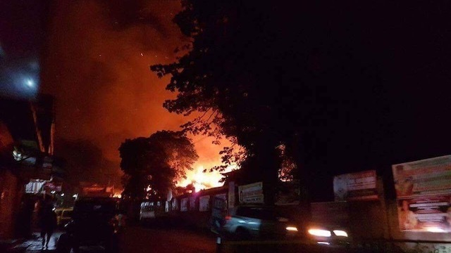 Một trường học ở Marawi bị phiến qu&acirc;n Maute đốt ph&aacute;. (Ảnh: Rappler)