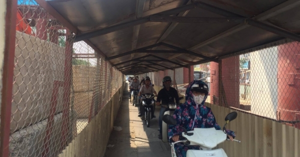 Hà Nội: Người dân rùng mình khi đi qua "hầm" mái tôn đường sắt trên cao
