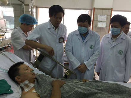 C&aacute;c bệnh nhận đang được điều trị t&iacute;ch cực tại bệnh viện Bạch Mai (H&agrave; Nội).