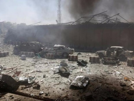 Một phần hiện trường vụ đ&aacute;nh bom xe ở Kabul. (Ảnh: Reuters)