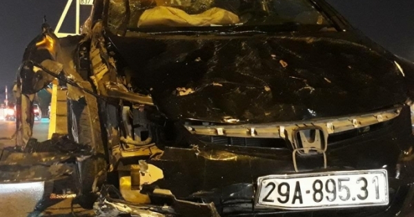 Hà Nội: Ô tô bị tai nạn nằm "phơi bụng" trên đường khiến giao thông tắc nghẽn