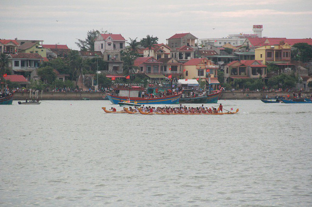 Rộn r&agrave;ng với lễ hội đua thuyền truyền thống tr&ecirc;n s&ocirc;ng Nhật Lệ