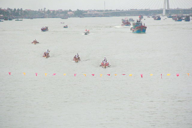 Rộn r&agrave;ng với lễ hội đua thuyền truyền thống tr&ecirc;n s&ocirc;ng Nhật Lệ