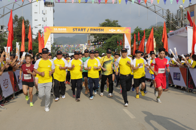 Giải marathon quốc tế lần đầu ti&ecirc;n được tỏ chức tại huyện Đồng Văn (tỉnh H&agrave; Giang).