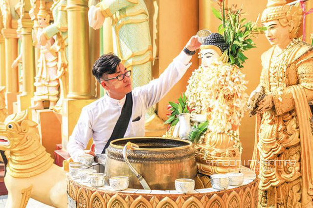 Anh Nguyễn Ho&agrave;ng Bảo thực hiện nghi thức rửa Phật ở Yangon, Myanmar. Ảnh: NVCC.
