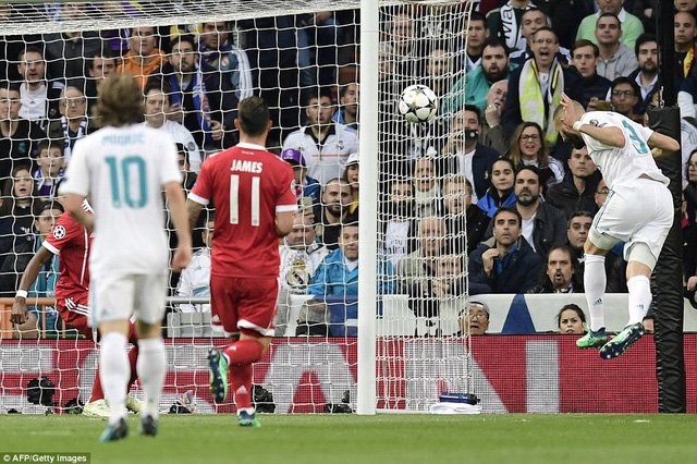 Benzema đ&aacute;nh đầu gỡ h&ograve;a cho Real Madrid ở ph&uacute;t 11.