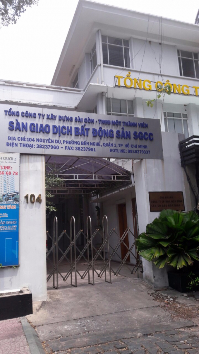 Cổng 104 Nguyễn Du đang được kh&oacute;a tr&aacute;i
