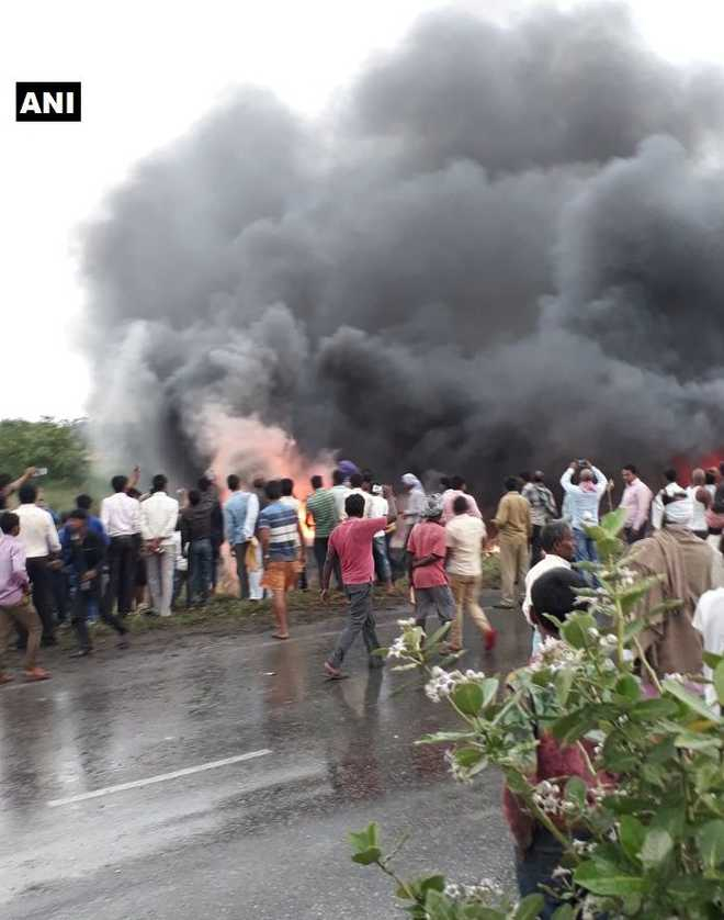 Ch&aacute;y xe bu&yacute;t ở Ấn Độ, 27 người thiệt mạng