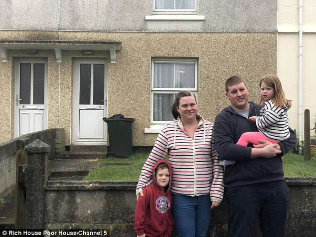 Gia đ&igrave;nh chị Sarah Timmin (29 tuổi) v&agrave; chồng - anh Ross Timmin (28 tuổi) c&oacute; hai con nhỏ. Họ sống trong một căn hộ hai ph&ograve;ng ngủ ở hạt Cornwall (Anh).