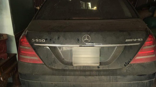 Năm 2017, những h&igrave;nh ảnh về chiếc Mercedes-Benz S550 AMG của một d&acirc;n chơi tại Sơn La phủ bụi dầy đặc đỗ trong một nh&agrave; kho chứa đồ phế liệu khiến kh&ocirc;ng &iacute;t người bất ngờ.