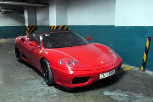 Si&ecirc;u xe Ferrari 360 Spider nằm trơ trọi một g&oacute;c trong hầm xe S&agrave;i G&ograve;n. Dường như đ&atilde; kh&aacute; l&acirc;u n&oacute; kh&ocirc;ng được sử dụng, với lớp bụi phủ nhẹ tr&ecirc;n th&acirc;n xe.
