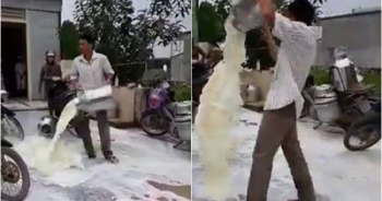 Clip xôn xao: Người đàn ông giận dữ đổ từng thùng sữa xuống đường vì cho rằng cửa hàng thu mua ép giá