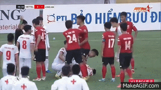 Video: Pha chấn thương kinh hoàng của Văn Hào ở vòng 3 giải hạng Nhất
