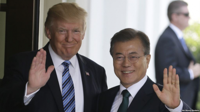 Tổng thống Moon Jae-in đ&atilde; đề xuất trao giải Nobel H&ograve;a b&igrave;nh cho người đồng cấp Mỹ Donald Trump (Ảnh: Reuters)