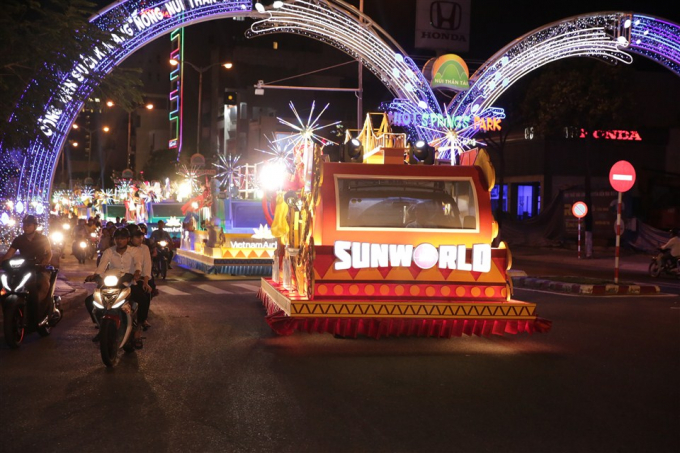 Đường phố Đ&agrave; Nẵng rực s&aacute;ng trong đ&ecirc;m carnaval đường phố