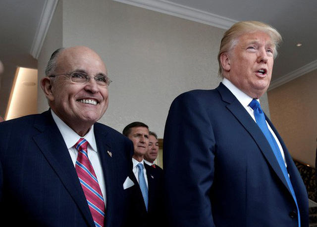 Tổng thống Mỹ Donald Trump (phải) v&agrave; &ocirc;ng Rudy Giuliani. Ảnh: Reuters