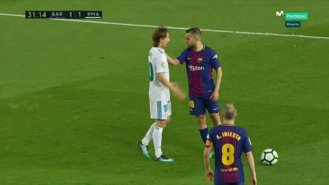 Alba nổi n&oacute;ng va chạm với Modric