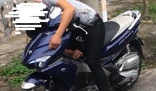 Nam Định: Phát hiện nam thanh niên ngồi chết gục trên xe máy