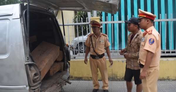 Thừa Thiên Huế: Bắt giữ 2 xe chở gỗ Trắc không hoá đơn chứng từ