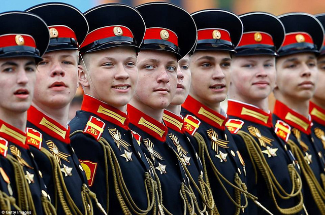 C&aacute;c binh sĩ Nga mặc qu&acirc;n phục diễn tập diễu h&agrave;nh qua Quảng trường Đỏ ở Moscow, chuẩn bị cho lễ duyệt binh Ng&agrave;y Chiến thắng. (Ảnh: Getty)