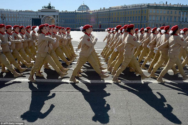C&aacute;c nữ binh sĩ tập diễu h&agrave;nh theo đội h&igrave;nh tại St. Petersburg. (Ảnh: AFP)