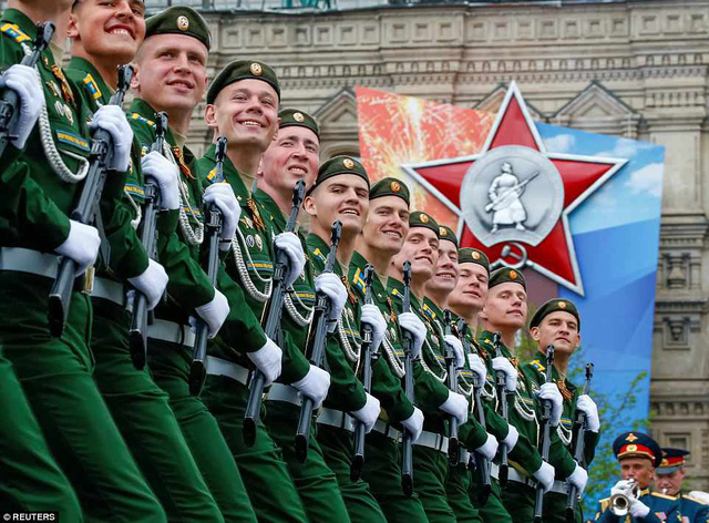 C&aacute;c binh sĩ Nga tươi cười khi tập diễu h&agrave;nh qua Quảng trường Đỏ. (Ảnh: Reuters)