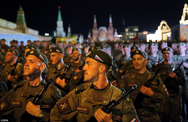 Nh&oacute;m binh sĩ Nga bồng s&uacute;ng tại Quảng trường Đỏ. (Ảnh: EPA)