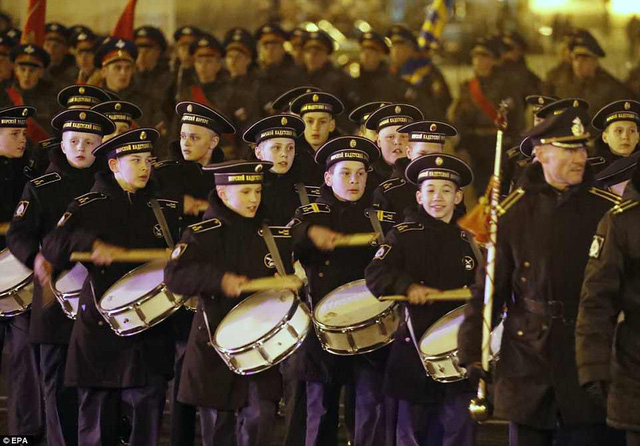 Những gương mặt trẻ trong đội qu&acirc;n nhạc diễu h&agrave;nh tại St. Petersburg (Ảnh: EPA)