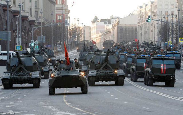 Xe qu&acirc;n sự di chuyển tr&ecirc;n đường Tverskaya ở Moscow trong buổi tập dượt. (Ảnh: Reuters)