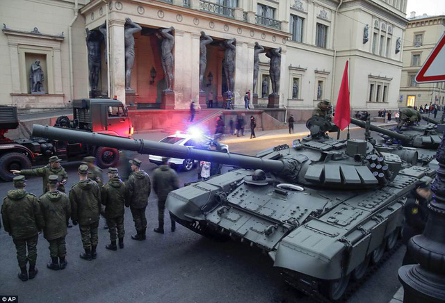 C&aacute;c xe tăng T-72 xuất hiện trước bảo t&agrave;ng tại St. Petersburg. (Ảnh: AP)