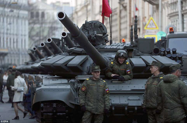 D&agrave;n xe tăng của Nga được tập kết tại St. Petersburg trước ng&agrave;y duyệt binh. (Ảnh: EPA)