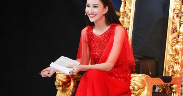 Hà Thu ghi điểm với vai trò host Duyên dáng Bolero 2018