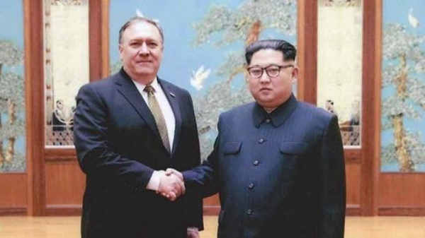 Ngoại trưởng Mike Pompeo v&agrave; Nh&agrave; l&atilde;nh đạo Kim Jong-un trong cuộc gặp hồi th&aacute;ng trước ở B&igrave;nh Nhưỡng. (Ảnh: Reuters.)