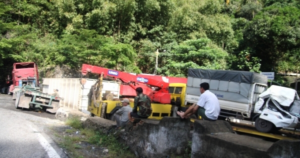 Lâm Đồng: Xe container tông xe tải trên đèo Bảo Lộc